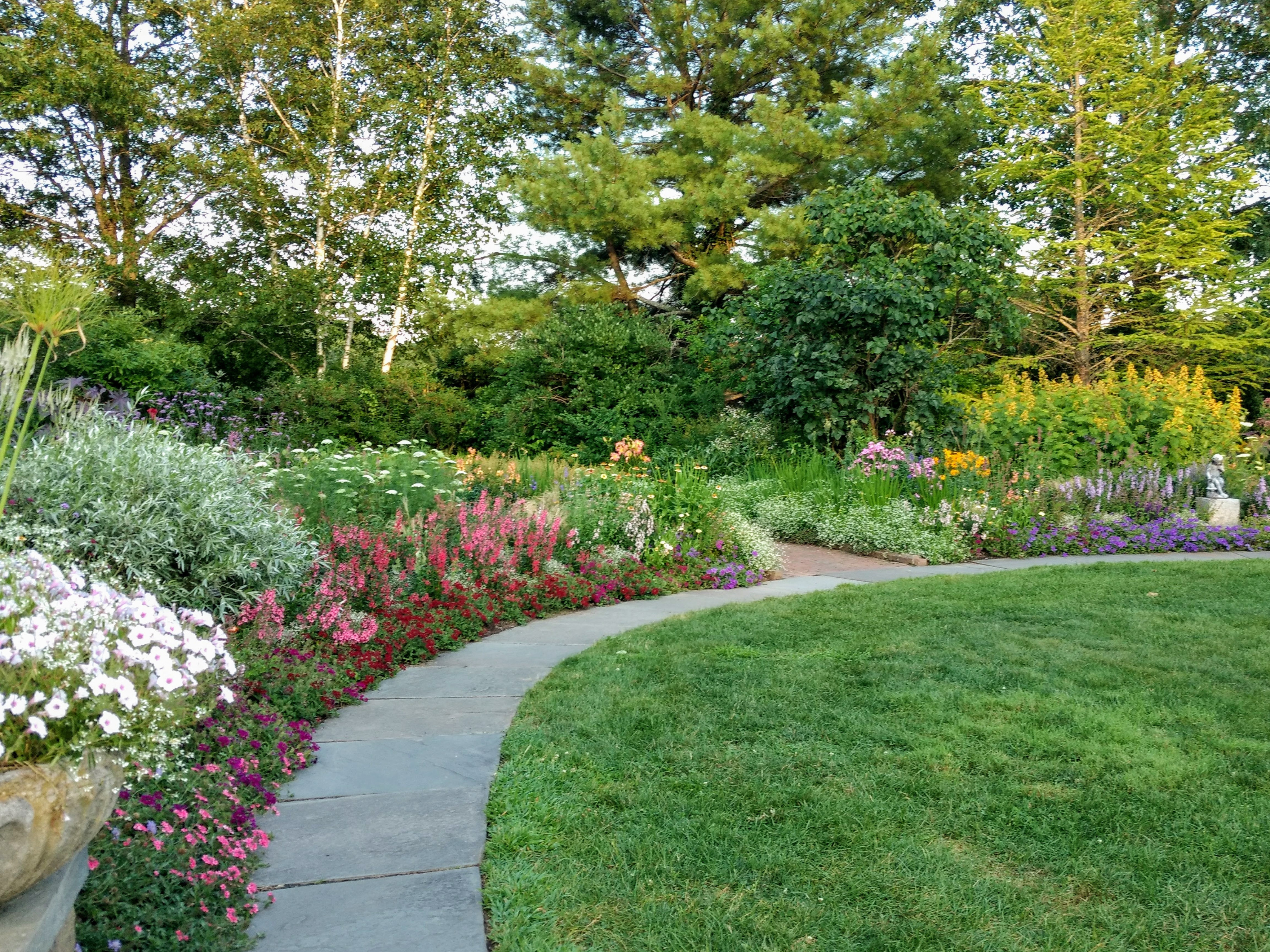 Благоустройство участка частного дома в Перми и Пермском крае